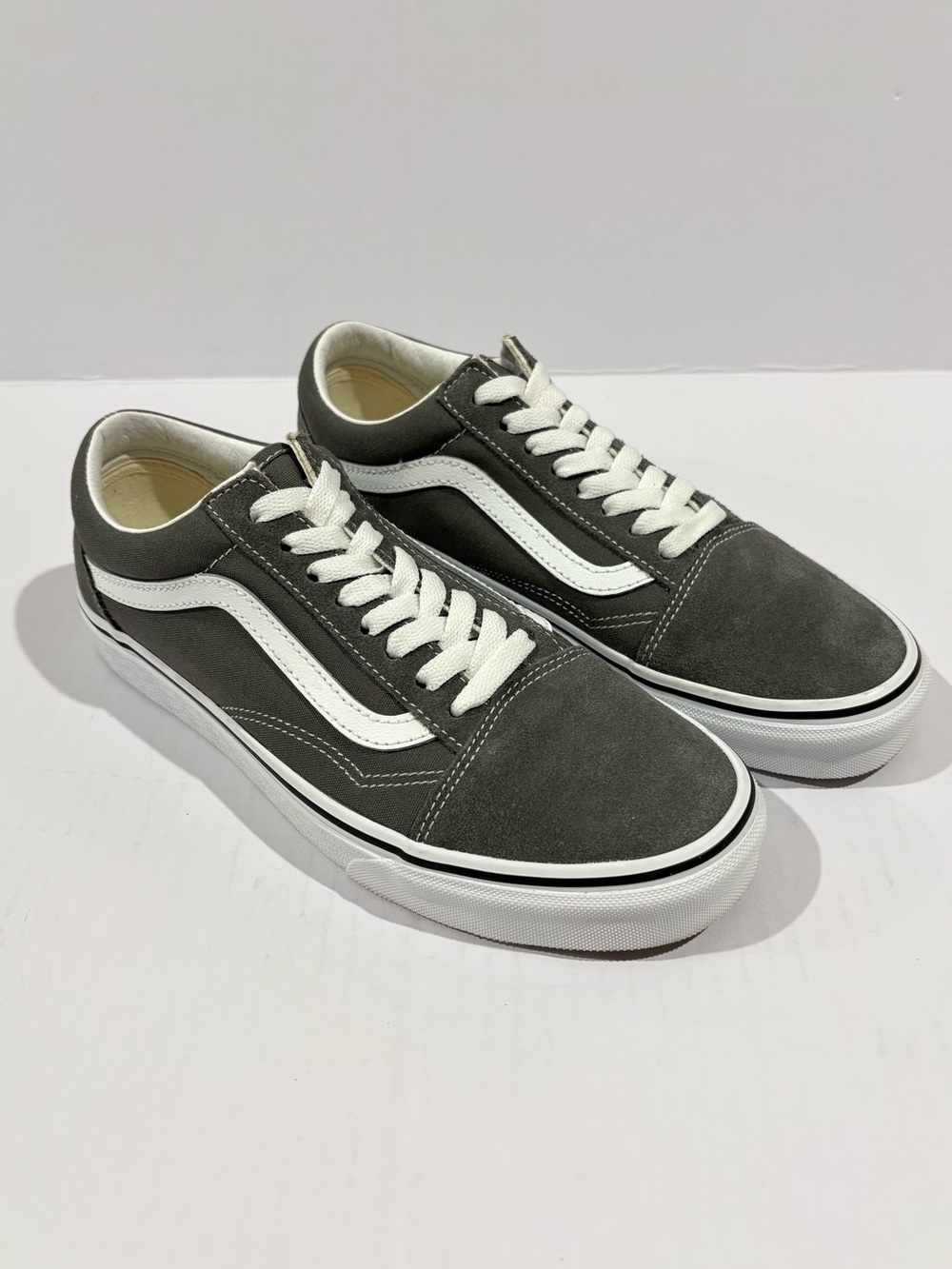 Vans Old Skool Sneakers Gray Women 9 / Men 7.5 Lace-Up Suede